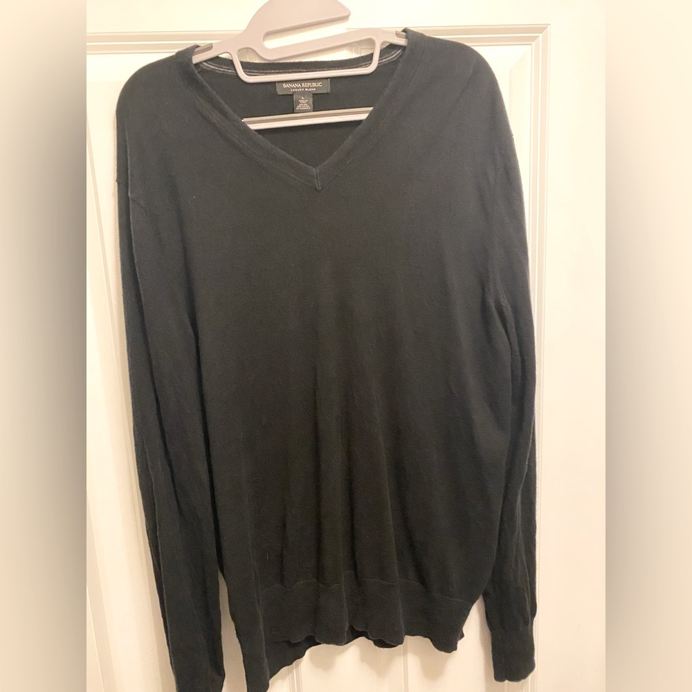 Banana Republic V-neck cashmere sweater - Size: Large